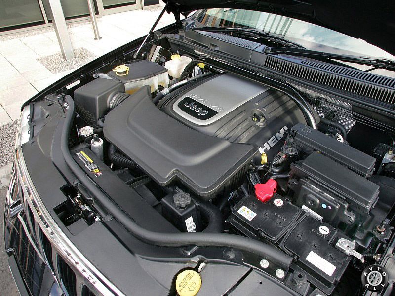 Установленный двигатель автомобиля jeep grand cherokee 3