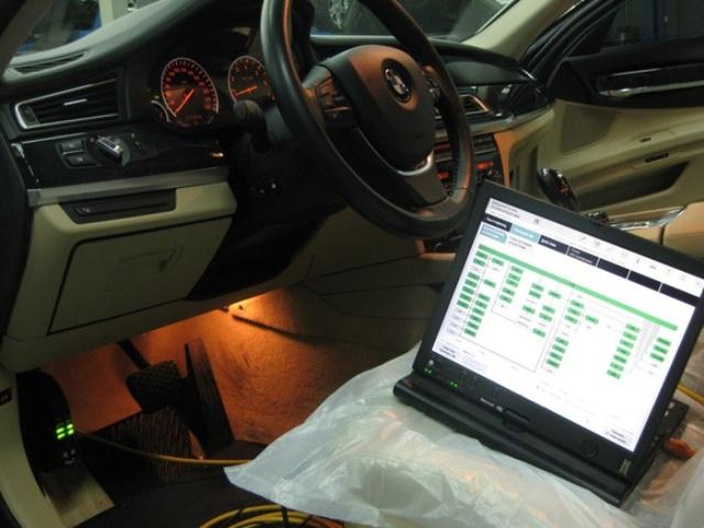Диагностика автомобиля BMW при помощи ноутбука и специального диагностического оборудования