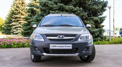 Вид спереди автомобиля Лада Ларгус 2018 года модификации Kross