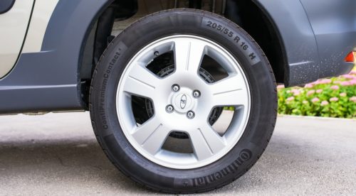Заднее колесо с литым диском автомобиля Лада Ларгус 2018 года выпуска