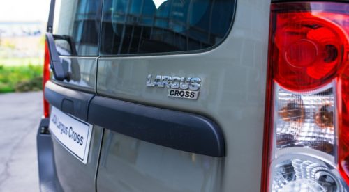 Задний фонарь и дверца автомобиля Лада Ларгус 2018 модельного года