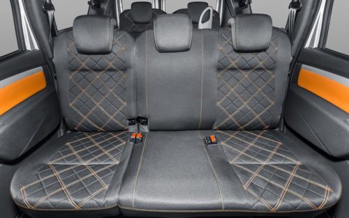 Задний ряд раскладных сидений в салоне автомобиля Лада Ларгус 2018