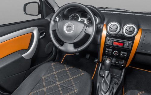 Рулевое колесо в салоне автомобилс Лада Ларгус 2018 года выпуска