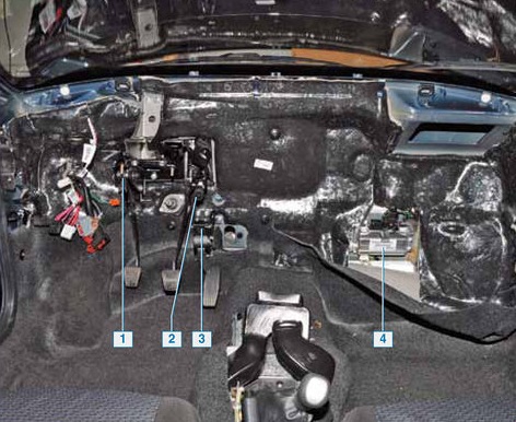 Расположение элементов системы управления двигателем в салоне Лада Гранта (ВАЗ 2190)