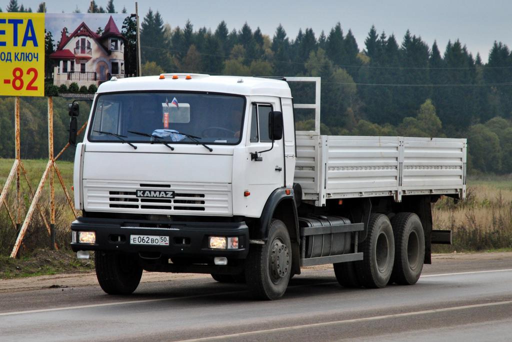 На трассе грузовик КамАЗ-53215
