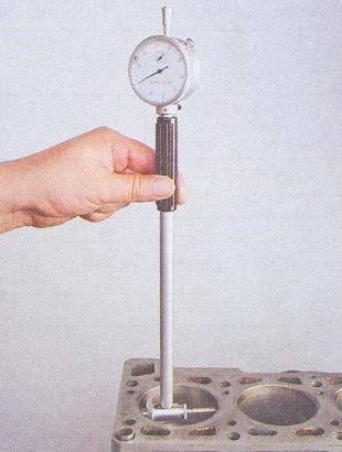 Замер нутромером диаметра цилиндра