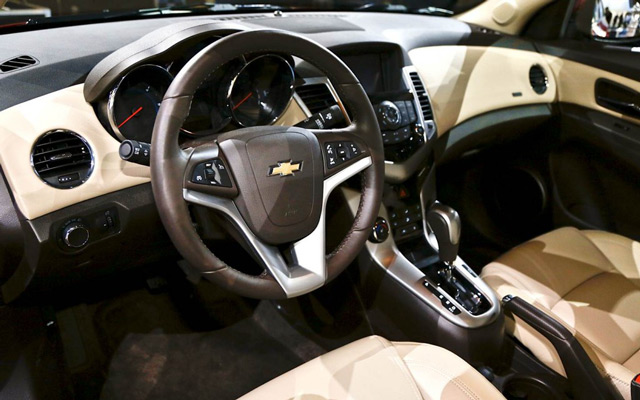 Качество отделочных материалов и большие регулировочные возможности – вот отличительные качества салона Chevrolet Cruze