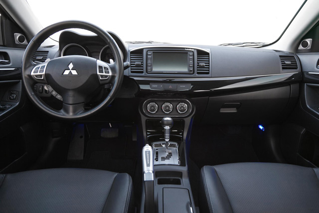 Автомобиль Mitsubishi Lancer может похвастаться стильным салоном с эргономичными сиденьями