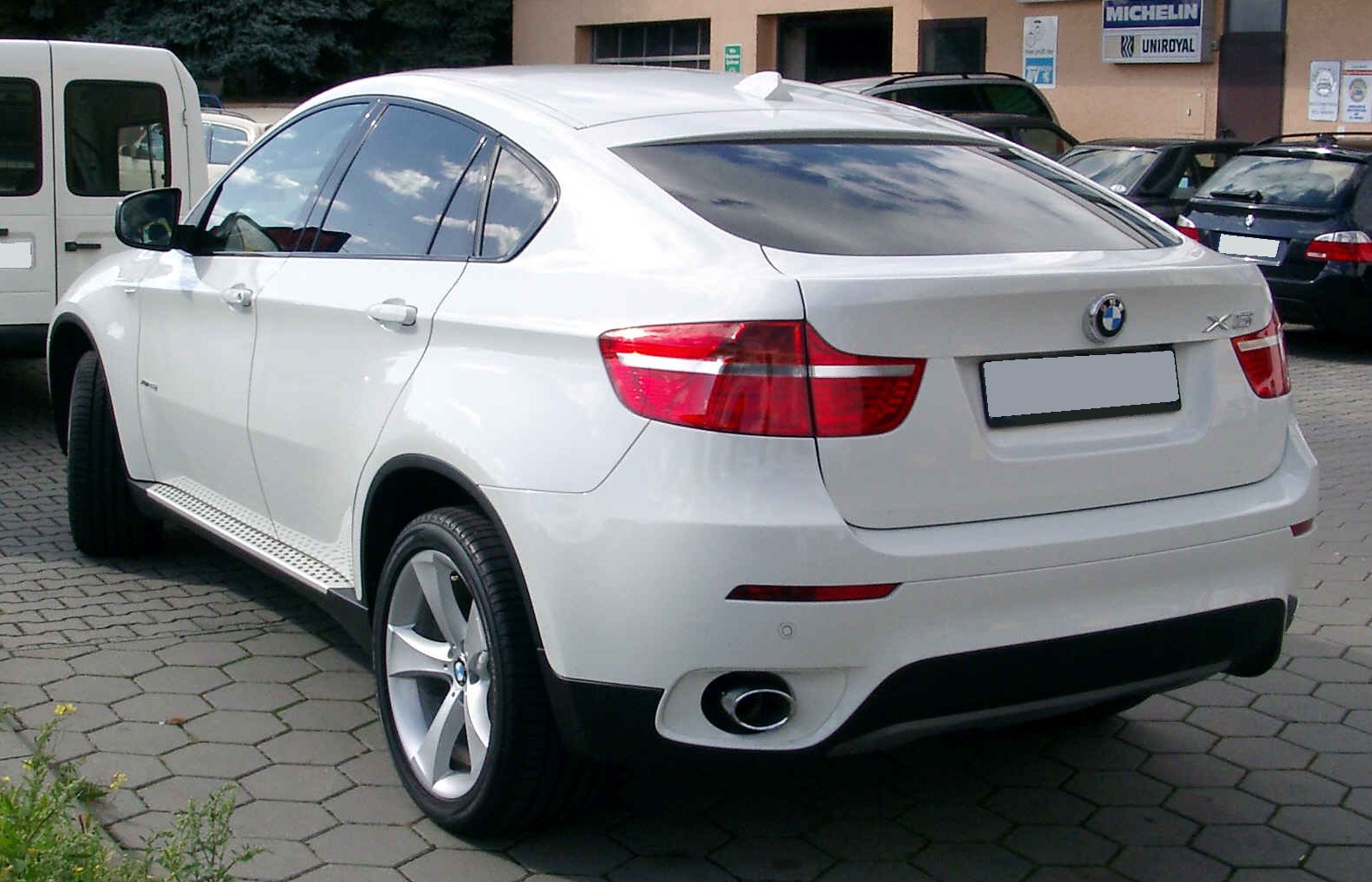  BMW X6 вид сзади 