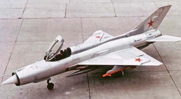 2.Один из первых серийных МиГ-21ПФ