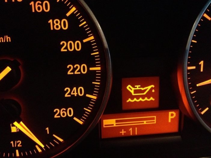 Низкий уровень масла в двигателе может сопровождаться звуковыми сигналами или визуальным значком на панели управления. 