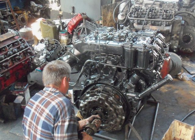 Мотор Д260 в процессе ремонта