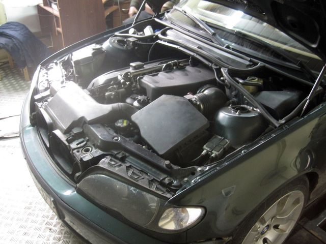 Мотор BMW S54 под капотом автомобиля