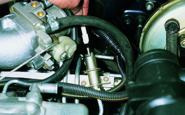 Отсоединенный вакуумный шланг от регулятора давления топлива ВАЗ-2114