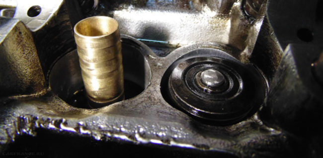 Демонтаж сальника клапана двигателя ВАЗ-2114