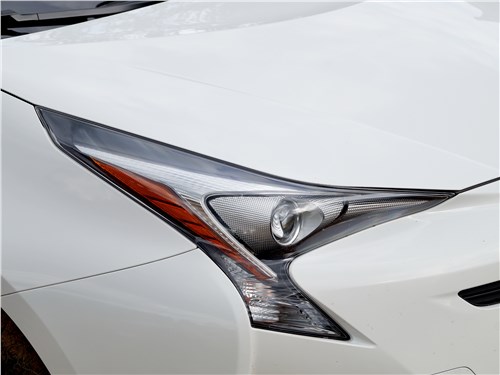 Toyota Prius 2016 передняя фара