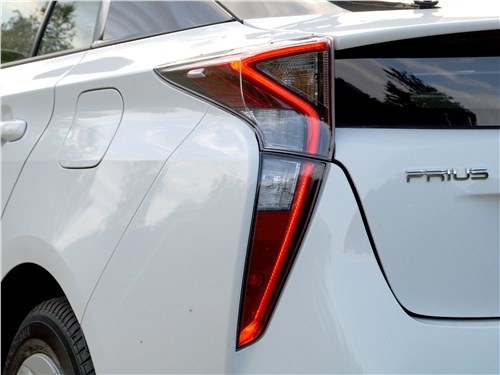 Toyota Prius 2016 задний фонарь