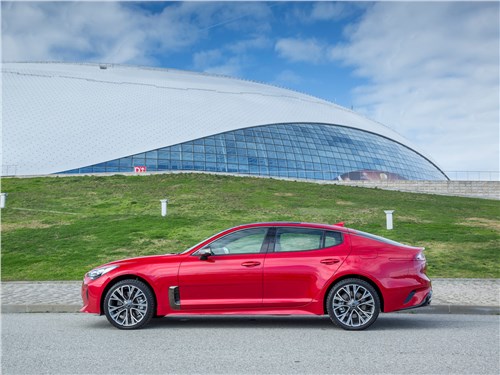 Kia Stinger 2017 вид сбоку