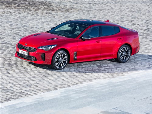 Kia Stinger 2017 вид сбоку