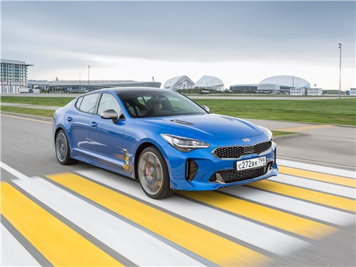 Kia Stinger 2017 вид спереди