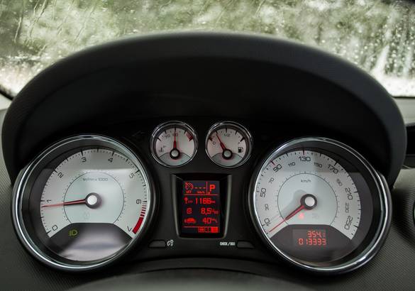 Тест-драйв обновленного Peugeot 408: ностальгия по двухтысячным