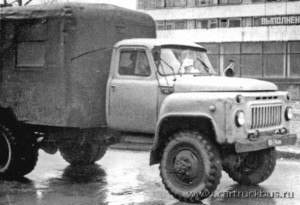Продолжение темы: техпомощь производства «Большереченской агроремтехники» на полноприводном ГАЗ-52 в двухскатном варианте. Передний мост заимствован от ЗИС-151. Барнаул, Апрель 1985 года.
