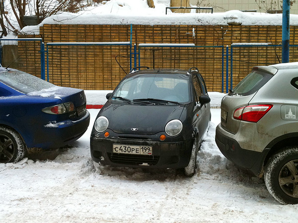 Daewoo Matiz между двумя машинами