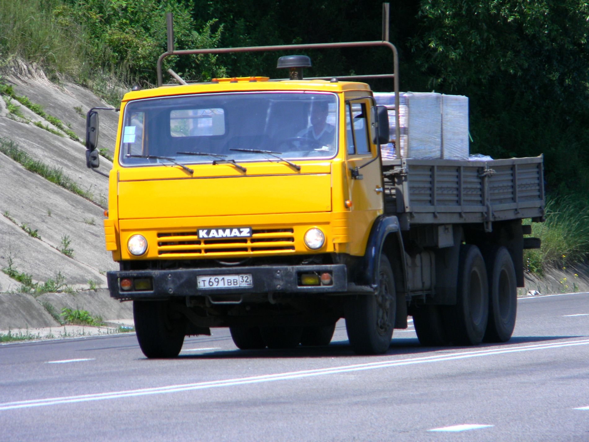 Камаз-5320 перевозит груз