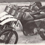 СКУ-5 для заводской команды (под номером один мотоцикл Валерия Аверина с перевёрнутыми трубами вилки