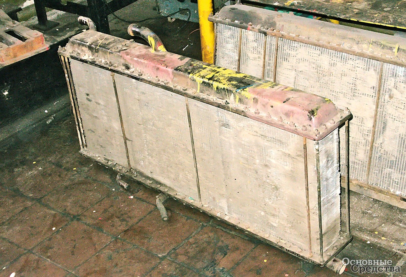 Трубки этого радиатора окислились и снаружи, и наверняка изнутри, явно вместо антифриза часто заправлялась водопроводная вода