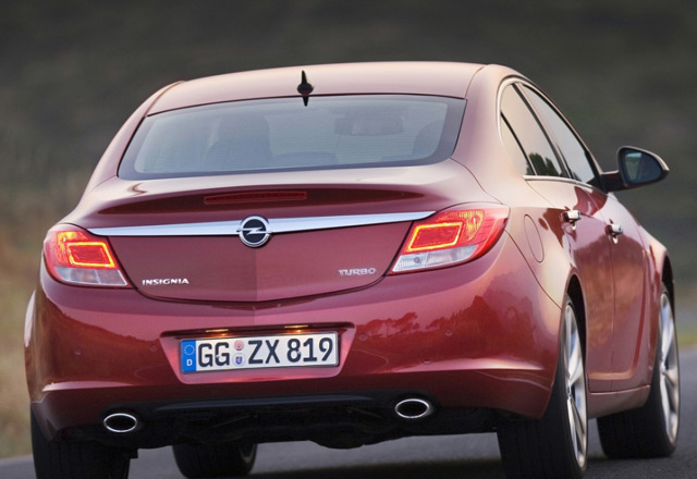 Автомобиль Opel  Insignia: вид сзади