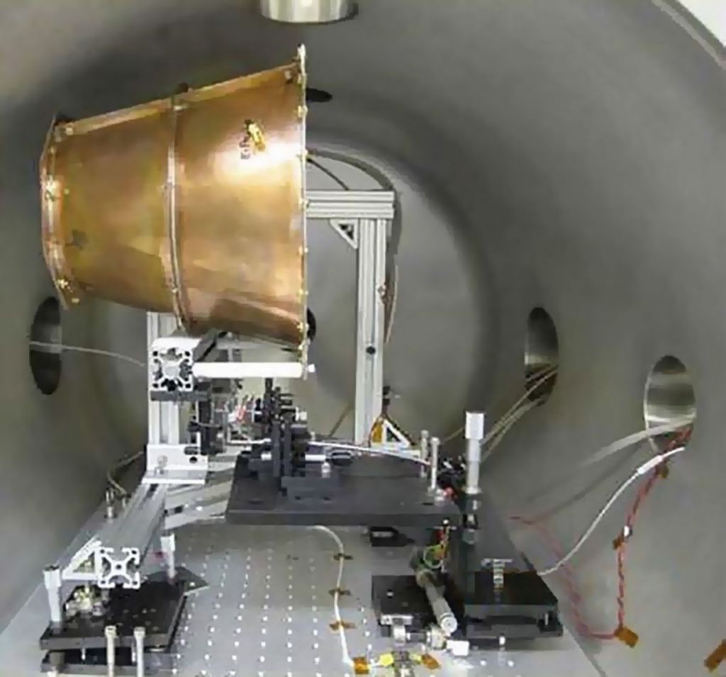 Установка EmDrive, созданная в лаборатории NASA Eagleworks для экспериментов, и измерительное оборудование.