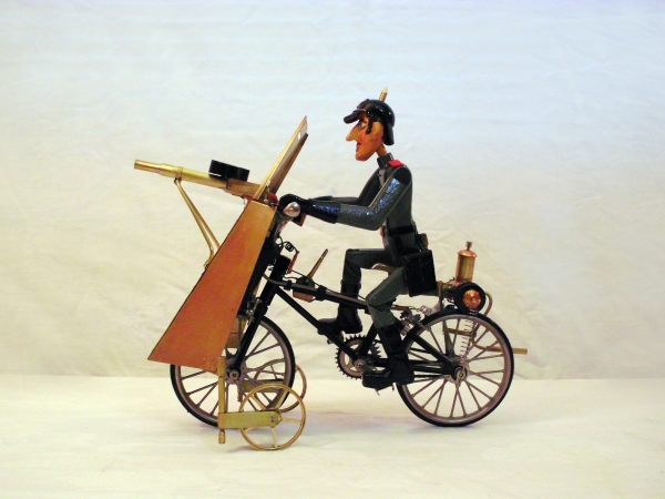 Легко бронированный велосипед с газолиновым двигателем.