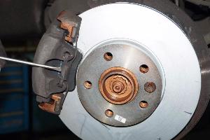 Замена передних тормозных дисков и колодок на автомобиле Volkswagen Caravelle