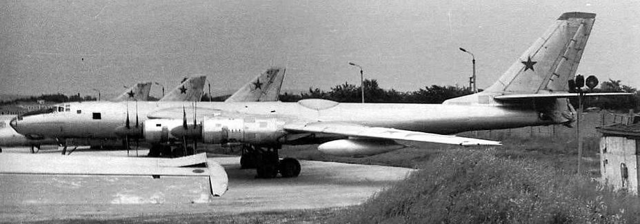 ​Ту-95 ЛАЛ, на фото виден выпуклый фонарь над реактором - Атомолёт: козырная карта холодной войны | Военно-исторический портал Warspot.ru