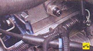 Модель и номер двигателя выбиты на тор-це блока цилиндров над картером сцепления