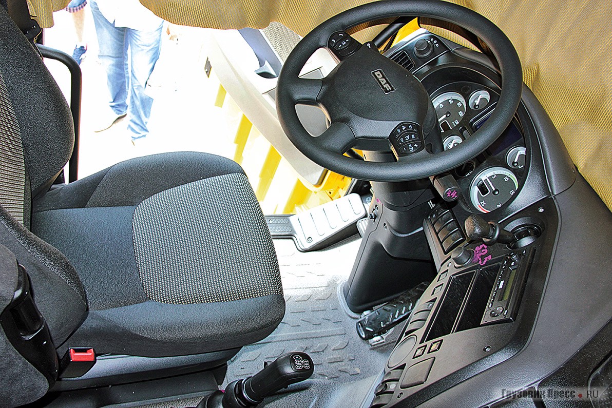 Постепенно множество круглых приборов вытесняют ЖК-дисплеи, но только не здесь. Дань традициям?