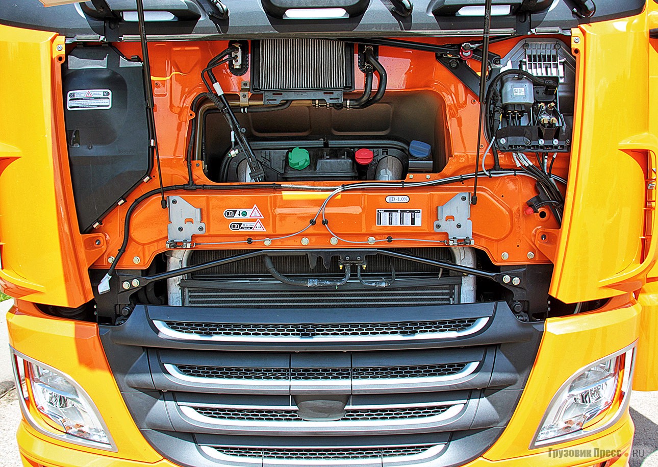 Под капотом у тягачей обоих поколений есть всё, что нужно для ежедневных проверок и при необходимости долива. На фото видно, как мультиплексная проводка и компоненты охлаждения преёмника (Euro 6) изменили компоновку при том же каркасе кабины
