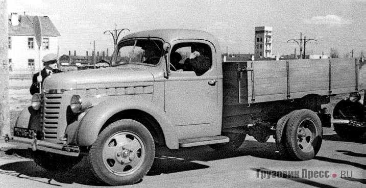 Появившийся в мае 1939 г. первый ГАЗ-11-51 уже имел новую внешность, но пока «ходил» на стандартных 5-оконных колесных дисках ГАЗ-АА с его же шинами 6,50-20