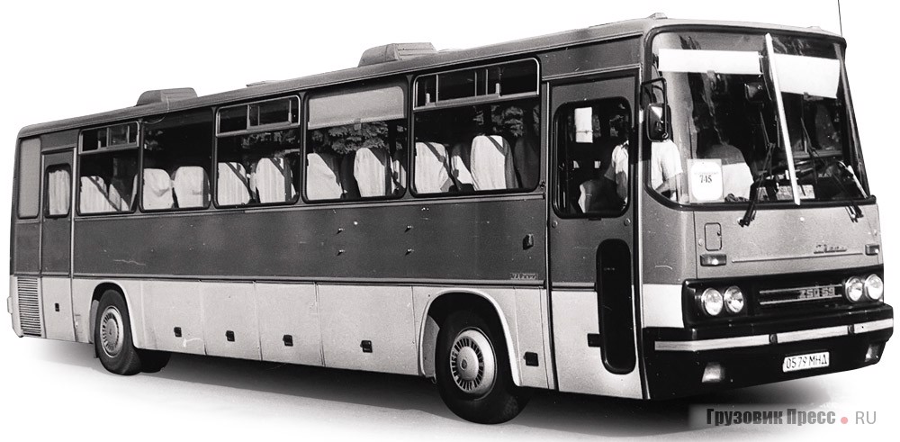 [b]Ikarus 250.59[/b] с двумя автоматическими дверьми, ведущими в салон