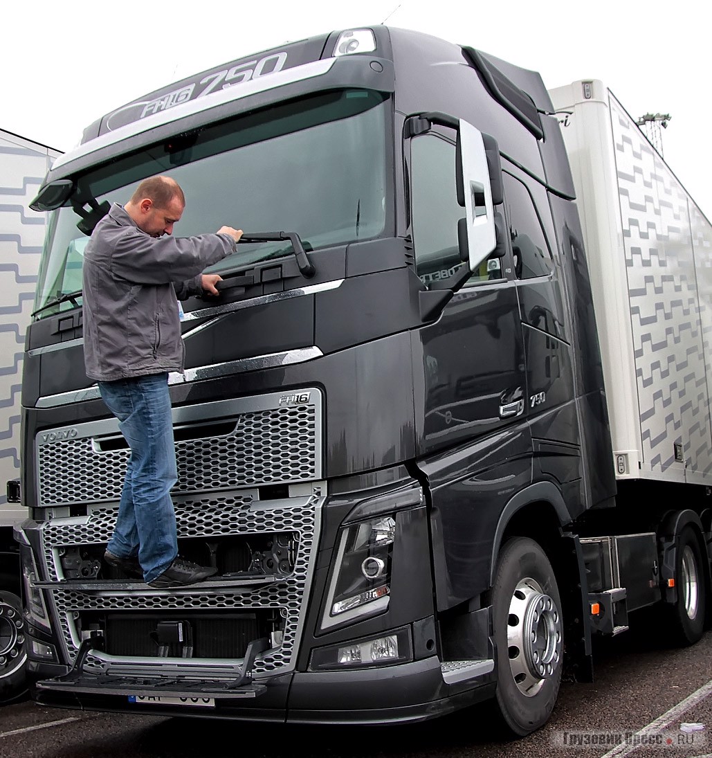 Облицовка радиатора может служить удобной и надёжной лестницей