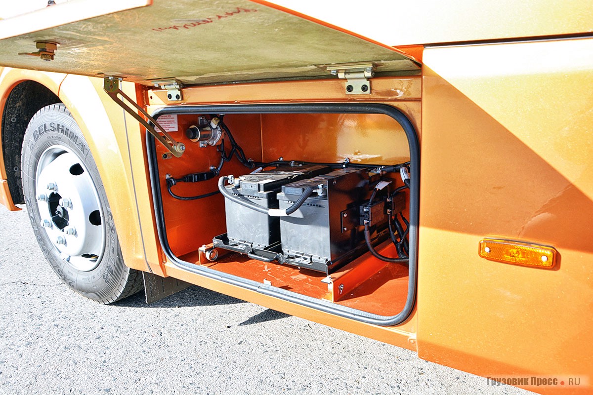 АКБ расположены на выдвижном лотке сразу за передним колесом
