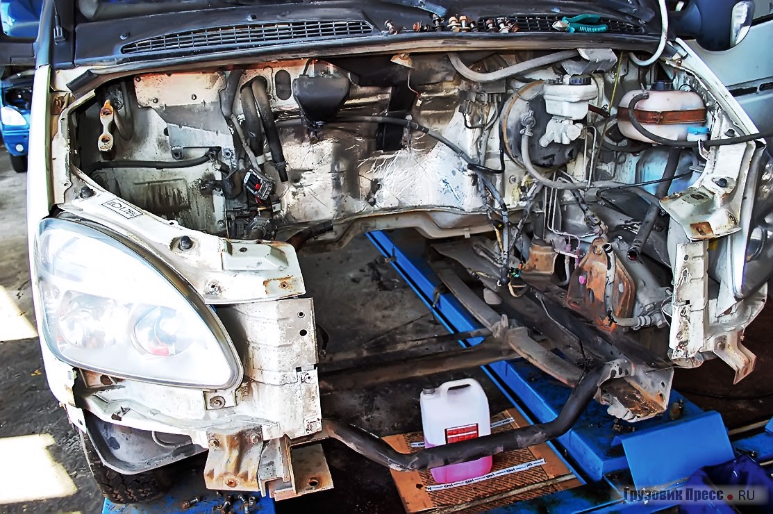 Перед установкой из «ГАЗели» вынимают стандартный силовой агрегат, блок управления двигателем с проводкой, радиатор, часть глушителя и ручку КП