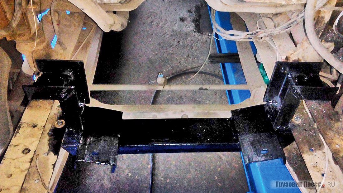 Далее изготовляют оригинальные крепления под мотор Toyota и заднюю поперечину крепления для АКП