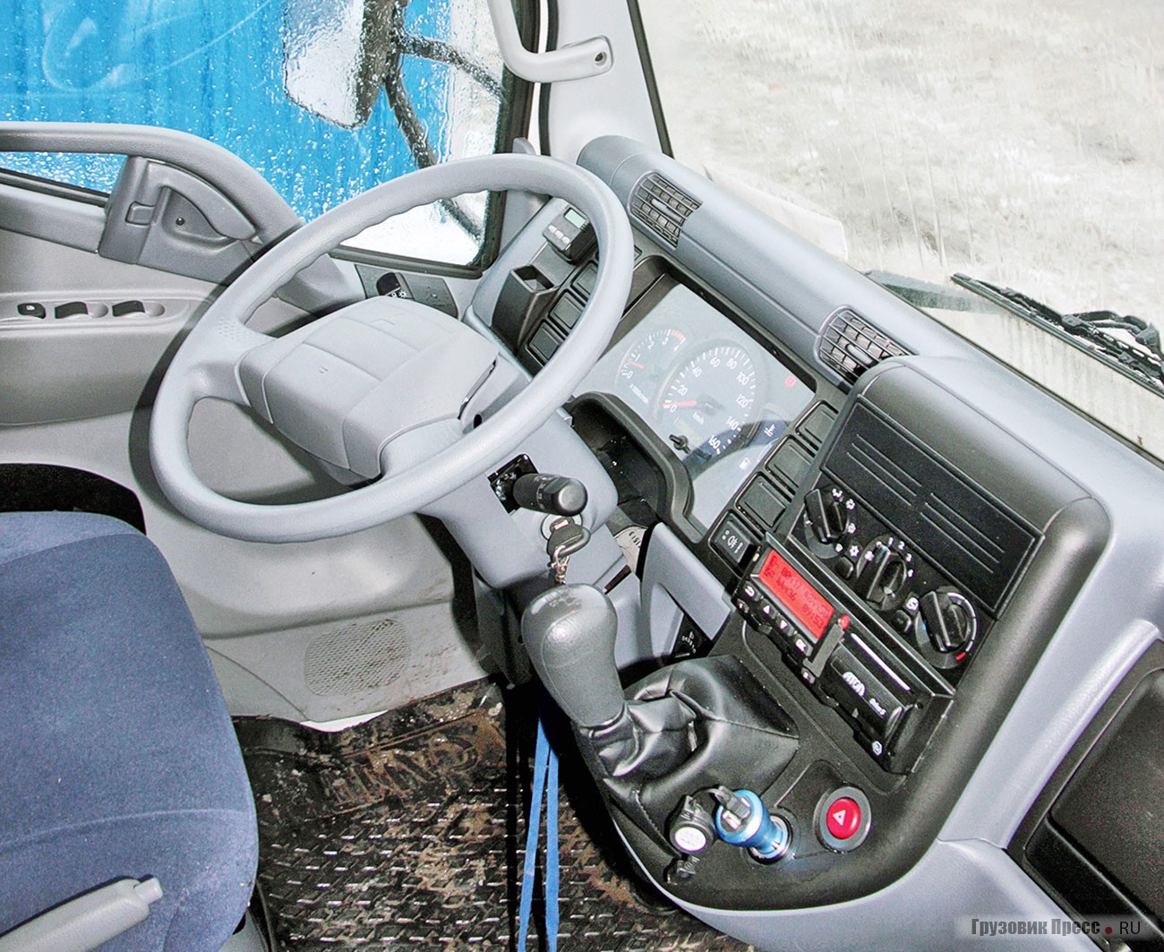 Рабочее место традиционно для японских, китайских и корейских автомобилей. В одиночной кабине три раздельных сиденья, несколько ниш для мелких вещей и органайзер в «спине» пассажира, наличие зеркала в центре ветрового стекла свидетельствует о том, что шасси «подружилось» с фургоном не на одном и том же заводе