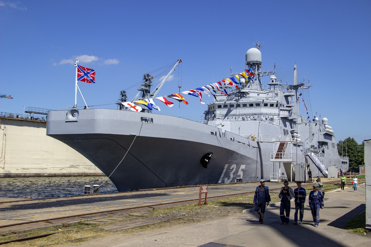 Большой десантный корабль «Иван Грен», оснащенный дизельными двигателями Коломенского завода, вошел в состав ВМФ России