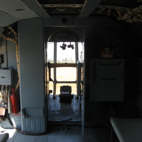 22.Вид на пилотскую кабину из грузовой. Ми-8Т.