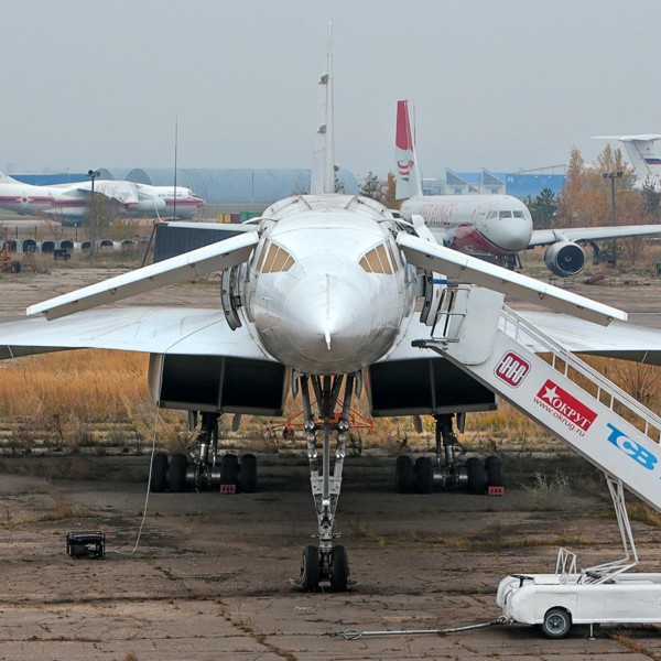 tu-144d-na-stoyanke-v-poletnom-polozhenii-vid-speredi