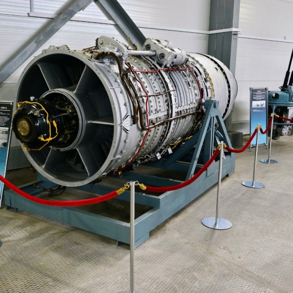 2.Двигатель АМ-3 в экспозиции музея.