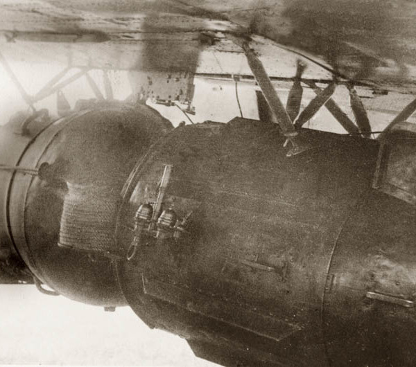 6.Мина МАВ-1, подвешенная под самолет ДБ-ЗТ. 1940 г.